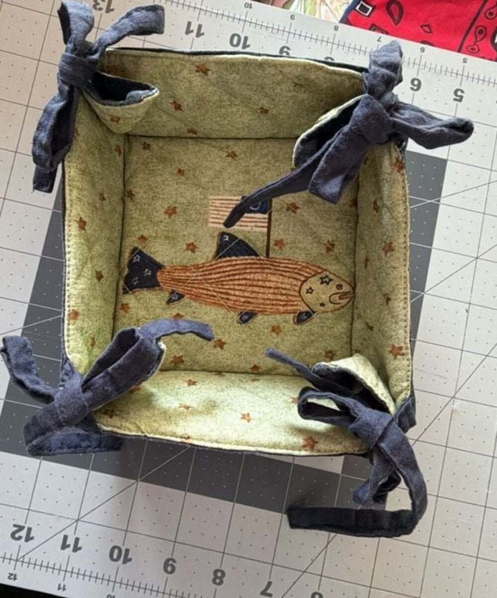 Park Designs Carol Endres American Primitive Quilted Fabric Bread Basket with Fi